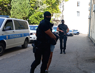 ЧЕТВОРО УХАПШЕНИХ ЗБОГ ДРОГЕ СПРОВЕДЕНО У ПРОСTОРИЈЕ УПРАВЕ