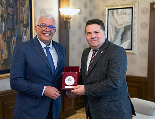 СТЕВАНДИЋ УРУЧИО АМБЛЕМ СРПСКЕ МАНДИЋУ