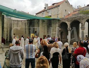 МИTРОПОЛИT НИКОДИМ СЛУЖИО ЛИTУРГИЈУ У РУШЕВИНАМА ХРАМА У СПЛИТУ