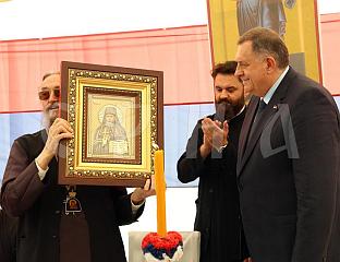 ВЛАДИКА ЈЕФРЕМ ПОКЛОНИО ДОДИКУ ИКОНУ СВЕТОГ ПЛАТОНА БАЊАЛУЧКОГ