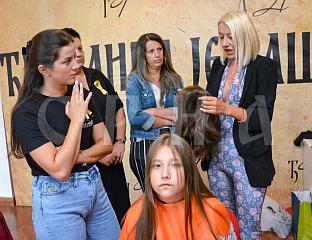 ОКО СТОТИНУ ГРАЂАНА ДАРОВАЛО КОСУ ЗА ДЈЕЦУ ОБОЉЕЛУ ОД КАРЦИНОМА