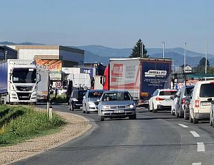 АМС: ТЕРЕТЊАЦИ СТОЈЕ НА ПУТЕВИМА, УСПОРЕН САОБРАЋАЈ
