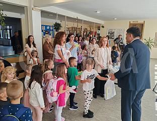 БЕСПЛАТНИ УЏБЕНИЦИ ЗА 15 УЧЕНИКА, ПРВАЧИЋИМА ШКОЛСКИ ПРИБОР