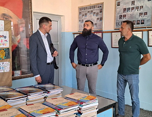 НАЧЕЛНИК ТЕШИЋ УРУЧИО БЕСПЛАТНЕ УЏБЕНИКЕ ЗА 196 ОСНОВАЦА