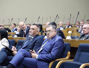 ДОДИК СТИГАО НА СЈЕДНИЦУ НА КОЈОЈ СЕ РАСПРАВЉА О НОВОЈ ВЛАДИ