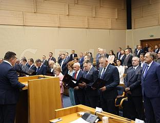 ЧЛАНОВИ НОВЕ ВЛАДЕ ПОЛОЖИЛИ СВЕЧАНУ ЗАКЛЕТВУ