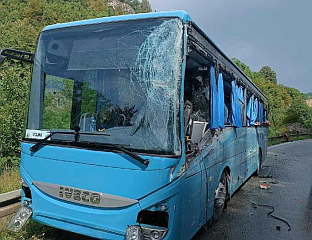ДВОЈЕ ПОВРИЈЕЂЕНО У СУДАРУ АУТОБУСА И КАМИОНА