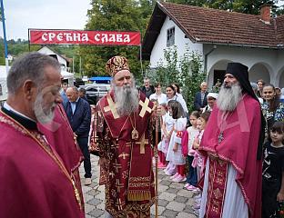МИТРОПОЛИТ ФОТИЈЕ: БУДИМО НАРОД КОЈИ ПАМТИ И ЧУВА СВОЈЕ КОРИЈЕНЕ