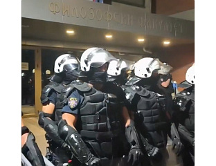 БЛОКАДЕРИ НАПАЛИ ПОЛИЦИЈУ КОЈА ЈЕ ПОЧЕЛА ДА ИНТЕРВЕНИШЕ