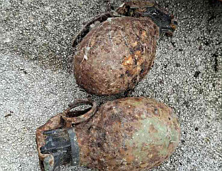 ДЕМИНЕРИ УКЛОНИЛИ ДВИЈЕ РУЧНЕ БОМБЕ