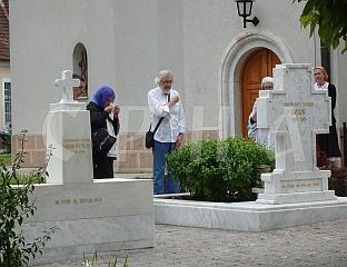 ВЈЕРНИЦИ ОБИЛАЗЕ ГРОБ ПАТРИЈАРХА ПАВЛА ПОВОДОМ 111 ГОДИНА ОД ЊЕГОВОГ РОЂЕЊА