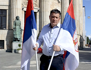 ЂАЈИЋ: ОКУПЉАЊЕ ИСПРЕД ПАЛАТЕ ПРЕДСЈЕДНИКА ПОВОДОМ ДАНА СРПСКОГ ЈЕДИНСТВА