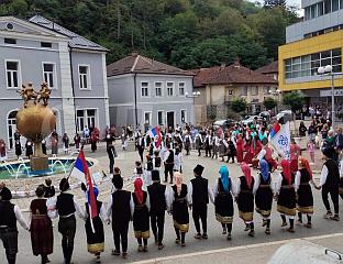 СМОТРА "НА ДРИНСКЕ ОБАЛЕ ДВИЈЕ, ЈЕДНО СЕ КОЛО ВИЈЕ" ПОКАЗАЛА ЈЕДИНСТВО СРПСКОГ ДУХА