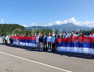 СПАЈАЊЕМ ЗАСТАВА НА МОСТУ БРАТОЉУБ ОБИЉЕЖЕН ДАН СРПСКОГ ЈЕДИНСТВА