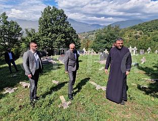 ЕГИЋ И ГОГАНОВИЋ ПОСЈЕТИЛИ ОШТЕЋЕНО ГРОБЉЕ У ПЕЧУЈУ