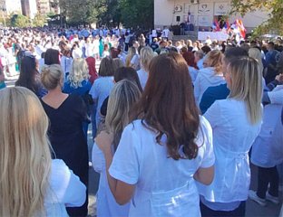 ЗДРАВСТВЕНИ РАДНИЦИ ПРОТЕСТОВАЛИ ЗБОГ УПАДА ТАКОЗВАНЕ КОСОВСКЕ ПОЛИЦИЈЕ