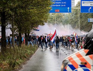 ВОДЕНИМ ТОПОВИМА НА ДЕМОНСТРАНТЕ У ХАГУ
