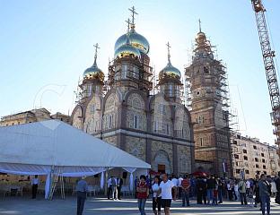 СЛУЖЕНА ЛИТУРГИЈА У ХРАМУ ПОДИГНУТОМ У ЗНАК ЗАХВАЛНОСТИ РУСКОМ НАРОДУ