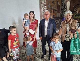 ИЗ РЕПУБЛИКЕ СРПСКЕ СTОTИНУ ПАКЕТИЋА ЗА СРПСКУ ДЈЕЦУ У ГЛИНИ