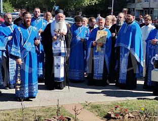 МИТРОПОЛИТ ФОТИЈЕ СЛУЖИО ПОМЕН ЗА СВЕ КОЈИ СУ ЖИВОТ ДАЛИ ЗА СРПСКУ