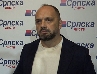 КАМЕНОВАН АУТОБУС СА ХОДОЧАСНИЦИМА У ЈУЖНОМ ДИЈЕЛУ ГРАДА