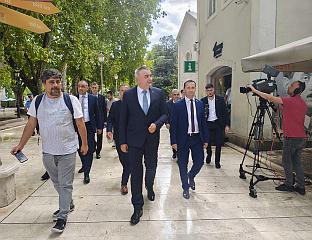 МИНИЋ ПОСЈЕТИО ХЕРЦЕГОВАЧКУ КУЋУ И РАЗГОВАРАО СА ГРАЂАНИМА НА ТРЖНИЦИ