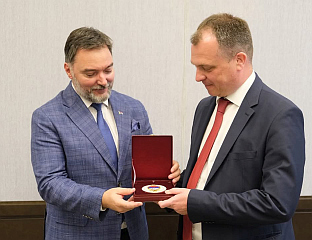 KOŠARAC PRESENTS SHALAEV WITH MEDALLION BEARING EMBLEM OF REPUBLIKA SRPSKA