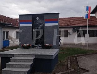 ОСВЕШТАН СПОМЕНИК ХЕРОЈУ МИОДРАГУ ВИКИЋУ РИБИНУ ИЗ СЕМБЕРСКОГ СЕЛА БРОДАЦ