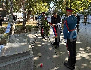 МИНИЋ ПОЛОЖИО ВИЈЕНАЦ НА СПОМЕНИК 12 БЕБА