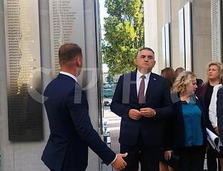 МИНИЋ И СТАНИВУКОВИЋ ПОСЈЕТИЛИ ЦЕНТРАЛНО СПОМЕН ОБИЉЕЖЈЕ ПОГИНУЛИМ БОРЦИМА