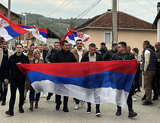 СРБИ ОРГАНИЗОВАНО И У КОЛОНАМА ИЗАШЛИ НА БИРАЛИШТА