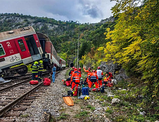 СТОТИНУ ПОВРИЈЕЂЕНИХ У СУДАРУ БРЗИХ ВОЗОВА