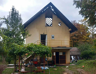 АКЦИЈА ПОМОЋИ ЗА ОБНОВУ ИЗГОРЈЕЛЕ КУЋЕ ПОРОДИЦЕ ПОЉАКОВИЋ