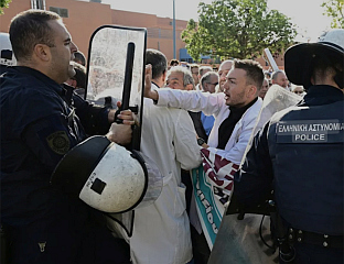 СУКОБ ПОЛИЦИЈЕ И МЕДИЦИНСКОГ ОСОБЉА У БОЛНИЦИ У АТИНИ