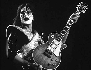 ПРЕМИНУО ГИТАРИСТА ГРУПЕ "КИС" ЕЈС ФРЕЈЛИ