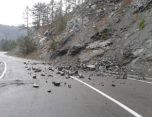 УПОЗОРЕЊЕ ВОЗАЧИМА НА УЧЕСТАЛЕ ОДРОНЕ И СМАЊЕНУ ВИДЉИВОСТ