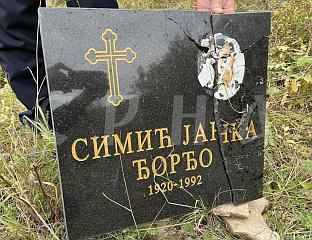 РАЗБИЈЕН СПОМЕНИК НА ПРАВОСЛАВНОМ ГРОБЉУ У СЕЛУ ГОРЊИ ТИЧИЋИ