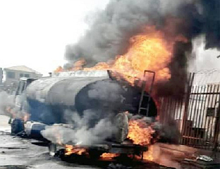 ПРЕВРНУЛА СЕ ЦИСТЕРНА, ПОГИНУЛО 35 ЉУДИ