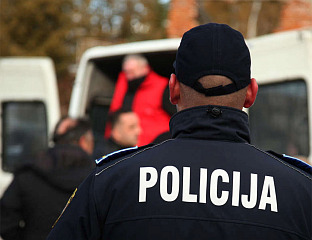 ПОЛИЦАЈЦИ ОСУМЊИЧЕНИ ЗА КОРУПЦИЈУ ПРЕДАТИ ТУЖИЛАШТВУ