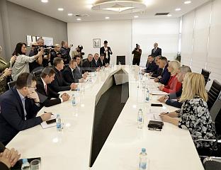 ПОЧЕО САСТАНАК МИНИЋА И КАРАНА СА ГРАДОНАЧЕНИКОМ И НАЧЕЛНИЦИМА
