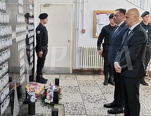 БУДИМИР И КОСТРЕШЕВИЋ ПОЛОЖИЛИ ВИЈЕНЦЕ КОД СПОМЕНИКА ПОГИНУЛИМ ПРИПАДНИЦИМА МУП-а