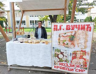 СИРЕВИ ТАЊЕ ВУЧИЋ ОСВАЈАЈУ КУПЦЕ ШИРОМ РЕГИОНА