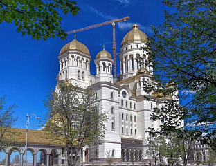ХИЉАДЕ РУМУНА НА ОСВЕШТАЊУ ЦРКВЕ СПАСЕЊА НАРОДА