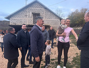 КАРАН У ПОСЈЕТИ ВИШЕЧЛАНОЈ ПОРОДИЦИ НА МАЊАЧИ - БУДУЋНОСТ СРПСКЕ У СИГУРНИМ РУКАМА