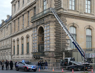 ПОЛИЦИЈА ПРИЗНАЛА ПРОПУСТЕ У ОДБРАНИ ЛУВРА