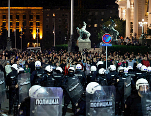 ВУЧИЋ ПОЗВАО НА МИР И УЗДРЖАНОСТ