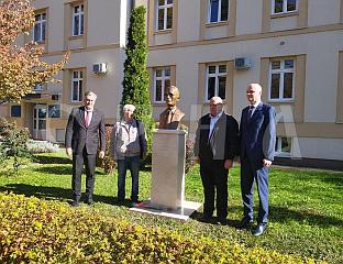 ОТКРИВЕНА БИСТА ПРВОМ РЕКТОРУ ДРАГОМИРУ МАЛИЋУ