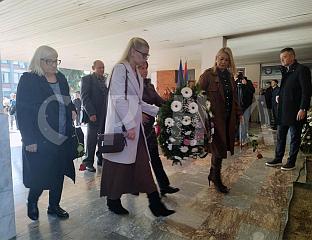 ПОЛОЖЕНИ ВИЈЕНЦИ КОД СПОМЕН-ПЛОЧЕ ПОГИНУЛИМ СТУДЕНТИМА И РАДНИЦИМА