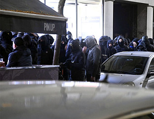 ПОЛИЦИЈА СПРИЈЕЧИЛА МАСКИРАНЕ ОСОБЕ ДА УЂУ НА ИЗЛОЖБУ - ЛЕГАТ ДЕЈАНА МЕДАКОВИЋА