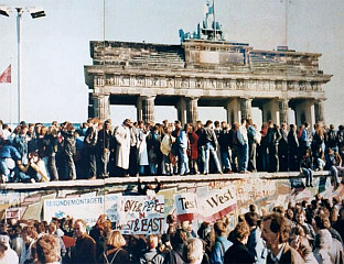 РУШЕЊЕ БЕРЛИНСКОГ ЗИДА